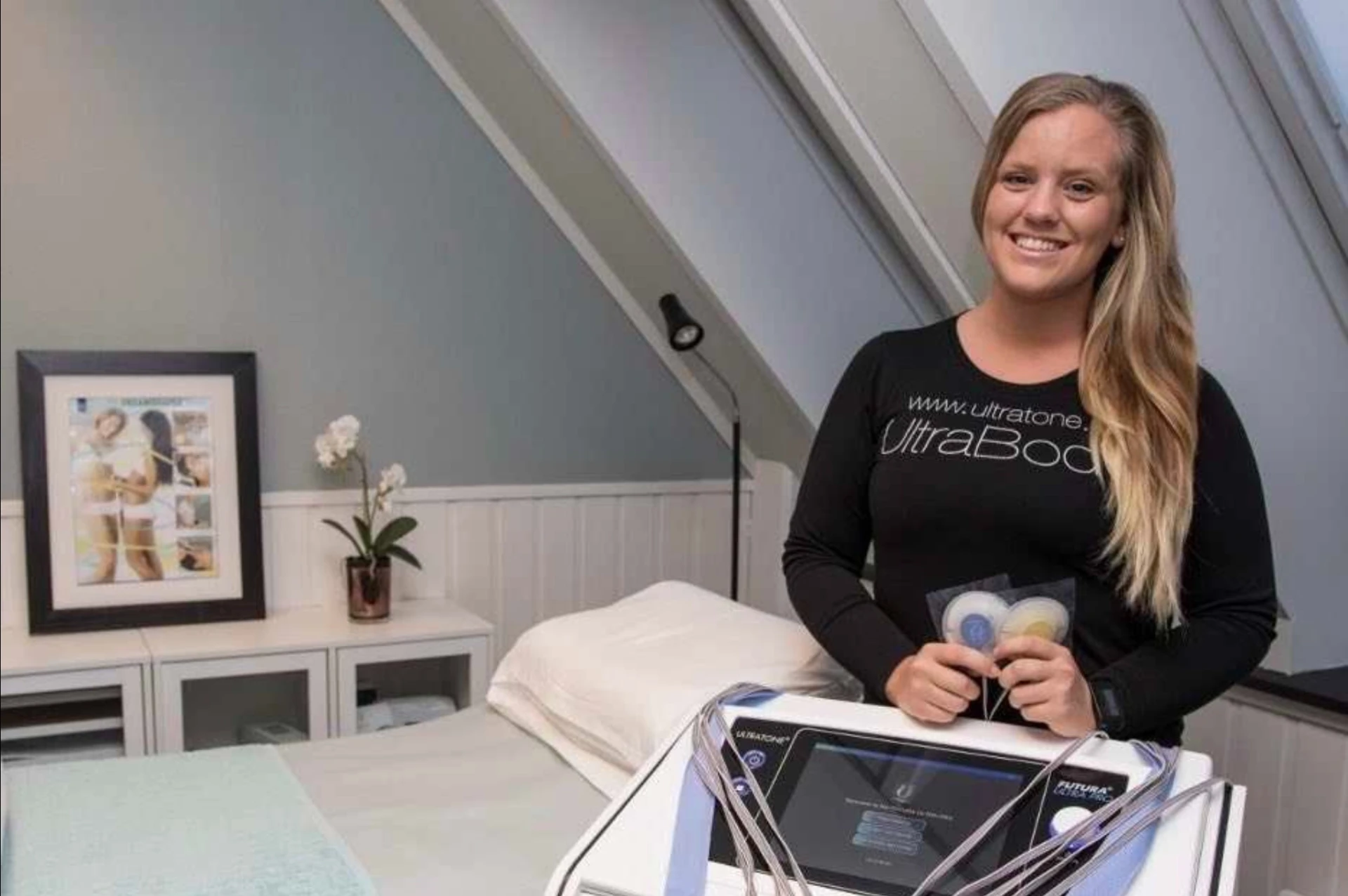 Behandler hos Ultrabody Horten med behandlingsapparat